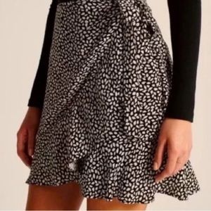NWOT - Abercrombie Print Tie Wrap Skirt - Size L
